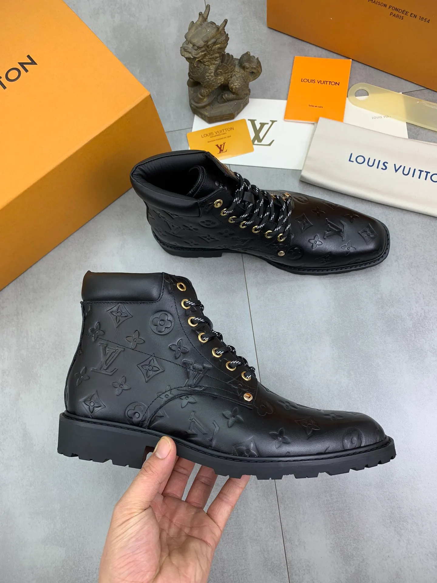Men's shoes 💰P600💰【New】🆘Water-dyed cow lining LV Louis Vuitton business high-top leather shoes, made of original imported Italian 🇮🇹 selected calfskin, full cowhide lining, carefully handmade by professional shoemakers, the original version is specially designed for wear-resistant outsole. Standard code: 38-44 3⃣️color🉑️select